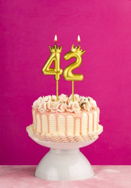 42 numaralı mumlu pembe doğum günü pastası.