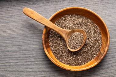 Salvia Hispanica - Kaşık ve kâsede taze taze chia tohumu