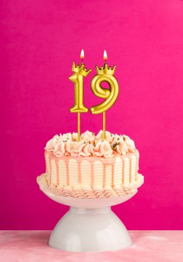 19 numaralı doğum günü mumu - Damlayan kremalı pembe kutlama pastası