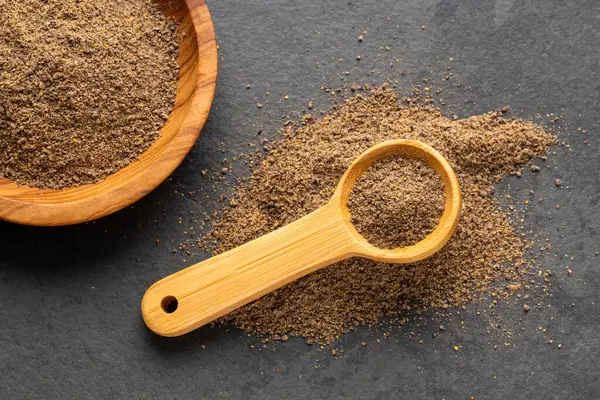 Piper nigrum - Bir kase ve kaşıkta siyah biber