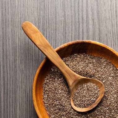 Kaşık ve kâsede organik taze chia tohumları - Salvia hispanica