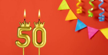 50 numaralı mum - Turuncu arka planda doğum günü kutlaması flamalı