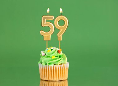 59 numaralı doğum günü mumu - Yeşil arka planda kek