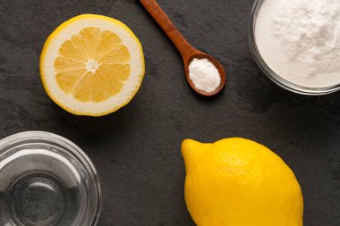 Sirkeli limon dilimi ve kabartma tozu.