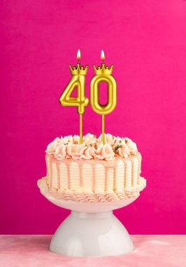 40 numaralı mumlu pembe doğum günü pastası.