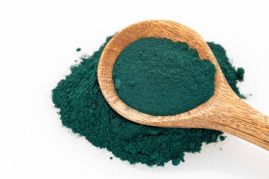 Zeytinyağı tozu sağlıklı beslenme takviyesi - kaşık içinde alg tozu.