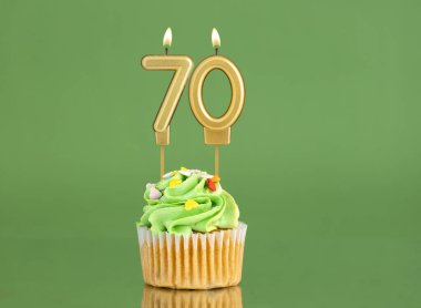 Mumlu ve kekli doğum günü kartı. Yeşil arka planda 70 numara.
