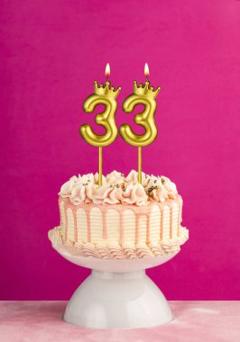 33 numaralı doğum günü mumu - Damlayan kremalı pembe kutlama pastası
