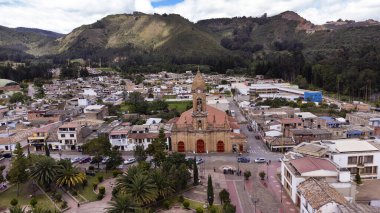 Nobsa, Boyaca, Kolombiya. 10 Mayıs 2025. Kasabanın ana kilisesinin panoramik drone görüntüsü