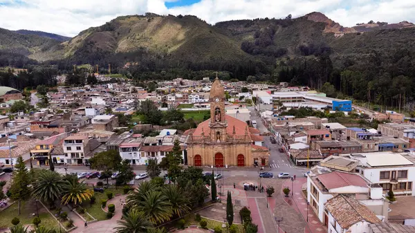 Nobsa, Boyaca, Kolombiya. 10 Mayıs 2025. Kasabanın ana kilisesinin panoramik drone görüntüsü