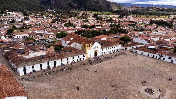 Villa de Leyva, Boyaca - Kolombiya. 11 Mayıs 2025. Kasabanın ana kilisesinin panoramik drone görüntüsü