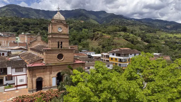 Ebejico, Antioquia, Kolombiya. 25 Mayıs 2025. Kasabanın ana kilisesinin panoramik drone görüntüsü