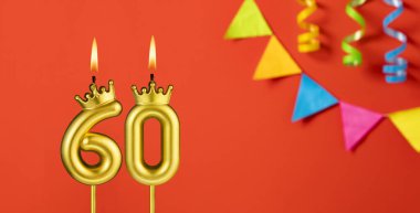 60 numaralı mum - Turuncu arka planda flama ile doğum günü kutlaması
