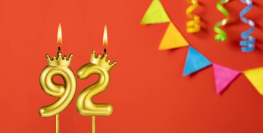 92 numaralı mum - Turuncu arka planda flama ile doğum günü kutlaması