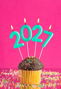 Mutlu yıllar 2027 - Mumlar yanan numaralar şeklinde