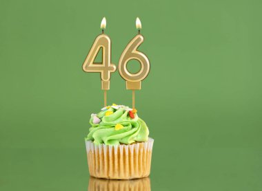 Yeşil zemin üzerinde mum ve kek olan doğum günü kartı - 46 numara
