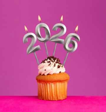 Mutlu yıllar 2026 - Mumlar yanan numaralar şeklinde