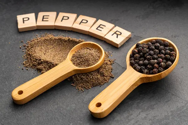 Kaşıkta siyah biber - Piper nigrum