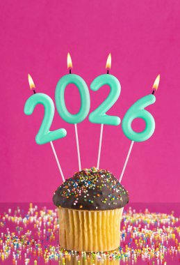 Yeni yıl kutlamaları için 2026 numaralı mumlar.