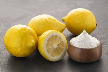 Limonlu bir kasede kabartma tozu.