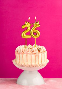 26 numaralı mumlu pembe doğum günü pastası.