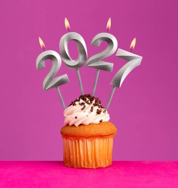 Yeni yıl kutlamaları için 2027 numaralı mumlar.