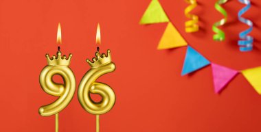 96 numaralı mum - Turuncu arka planda flama ile doğum günü kutlaması