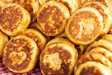 Peynirli Arepa Boyacense, biraz tatlı, dışı çıtır çıtır, içi yumuşak.