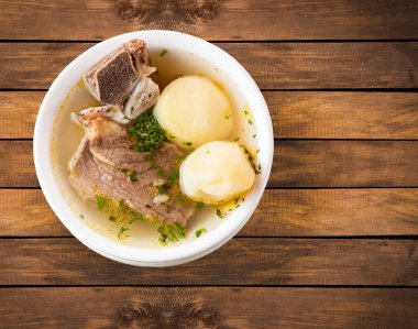 Patatesli biftek çorbası - geleneksel Kolombiya kahvaltısı