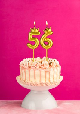56 numaralı mumlu pembe doğum günü pastası.
