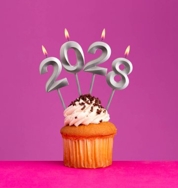 Mutlu yıllar 2028 - Mumlar yanan numaralar şeklinde
