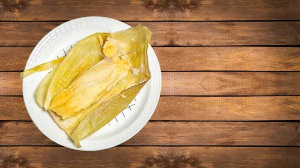 Geleneksel çocuk yemeği - mısır kabuklarına sarılmış