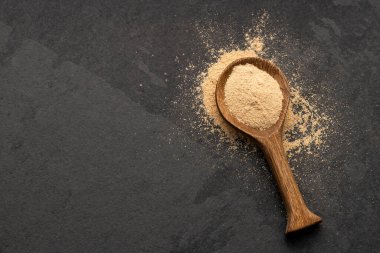 Peru organik maca tozu - kaşıkta Lepidium meyenii