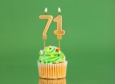 71 numaralı doğum günü mumu - Yeşil arka planda kek