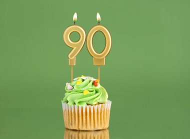 Mumlu ve kekli doğum günü kartı. Yeşil arka planda 90 numara.