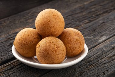 Bir tabakta gevrek Kolombiya Bunuelosu - geleneksel yemek