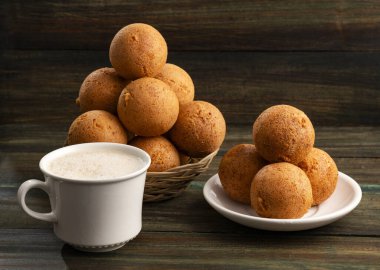 Sıcak çikolatalı kızarmış bunuelos - geleneksel Kolombiya mutfağı