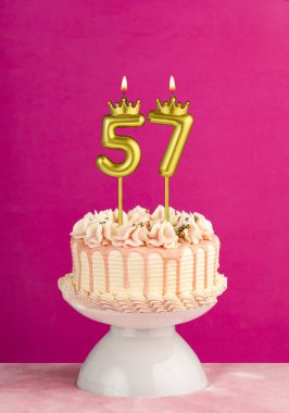 57 numaralı doğum günü mumu - Damlayan kremalı pembe kutlama pastası