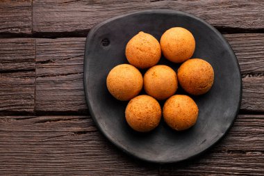 Lezzetli tipik Kolombiya Bunueloları - yuvarlak, peynirle kızartılmış