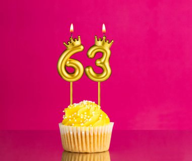 63 numaralı mumlu sarı doğum günü pastası - Pembe arka planda doğum günü kartı