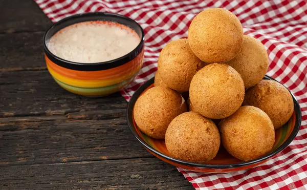 Kızarmış peynirli sandviç ve yanında sıcak çikolata, tipik Kolombiya mutfağı.