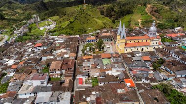 Santo Domingo, Antioquia, Kolombiya. 27 Nisan 2025. Katolik cemaati kasabanın ana parkında yer alıyor.