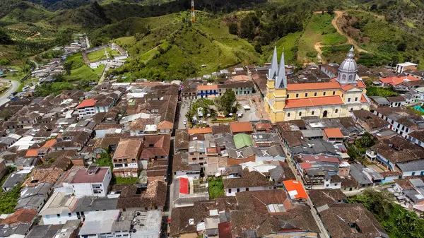 Santo Domingo, Antioquia, Kolombiya. 27 Nisan 2025. Katolik cemaati kasabanın ana parkında yer alıyor.