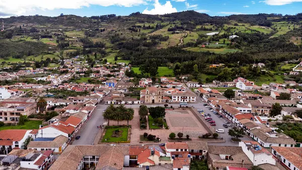 Tibasosa, Boyaca - Kolombiya. 8 Mayıs 2025. Tunja 'nın 65 kilometre batısındaki belediyenin panoramik insansız hava aracı görüntüsü.
