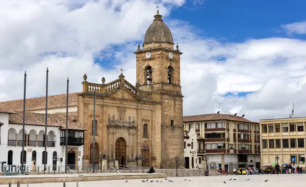 Tunja, Boyaca, Kolombiya. 8 Mayıs 2025. Kasabanın ana kilisesinin panoramik drone görüntüsü