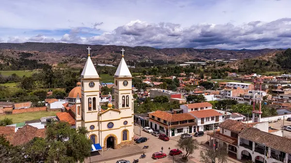 Sutamarchan, Boyaca - Kolombiya. 11 Mayıs 2025. Kasabanın ana kilisesinin panoramik drone görüntüsü