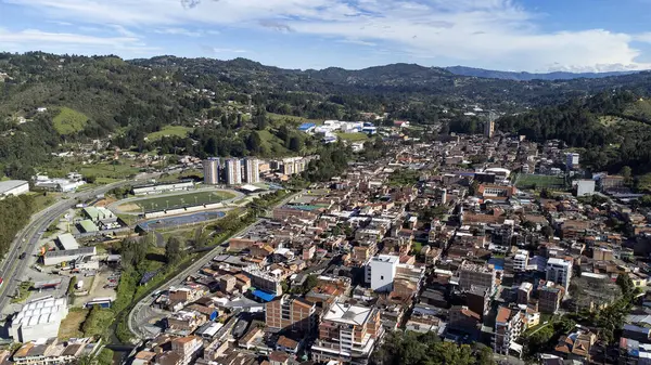 Guarne, Antioquia, Kolombiya. 2 Haziran 2025. İnsansız hava aracı ile hava görüntüsü. 59.985 nüfuslu belediye.