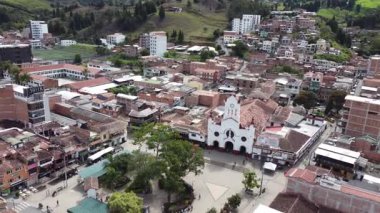 Guarne, Antioquia, Kolombiya. 2 Haziran 2025. İnsansız hava aracı ile hava görüntüsü. 59.985 nüfuslu belediye.