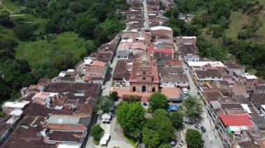 Ebejico, Antioquia - Kolombiya. 25 Mayıs 2025. Hava aracı görüntüsü, departmandaki 125 belediyeden biri.