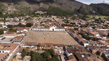 Villa de Leyva, Boyaca - Kolombiya. 11 Mayıs 2025. Kasabanın ana kilisesinin panoramik drone görüntüsü